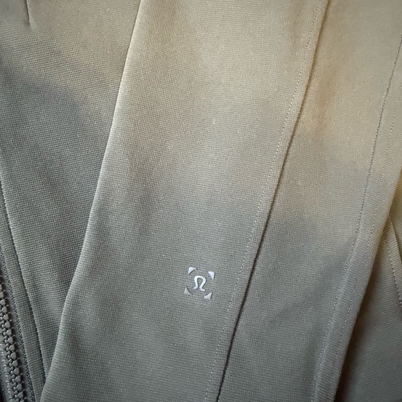 Lululemon - Picture 2 of 4